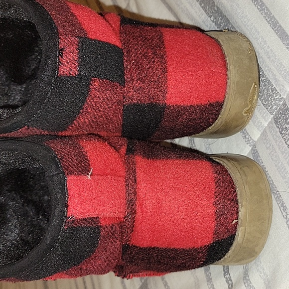 Women's plaid cozy boots ( left boot has a rip) other than that excellent - Picture 3 of 6